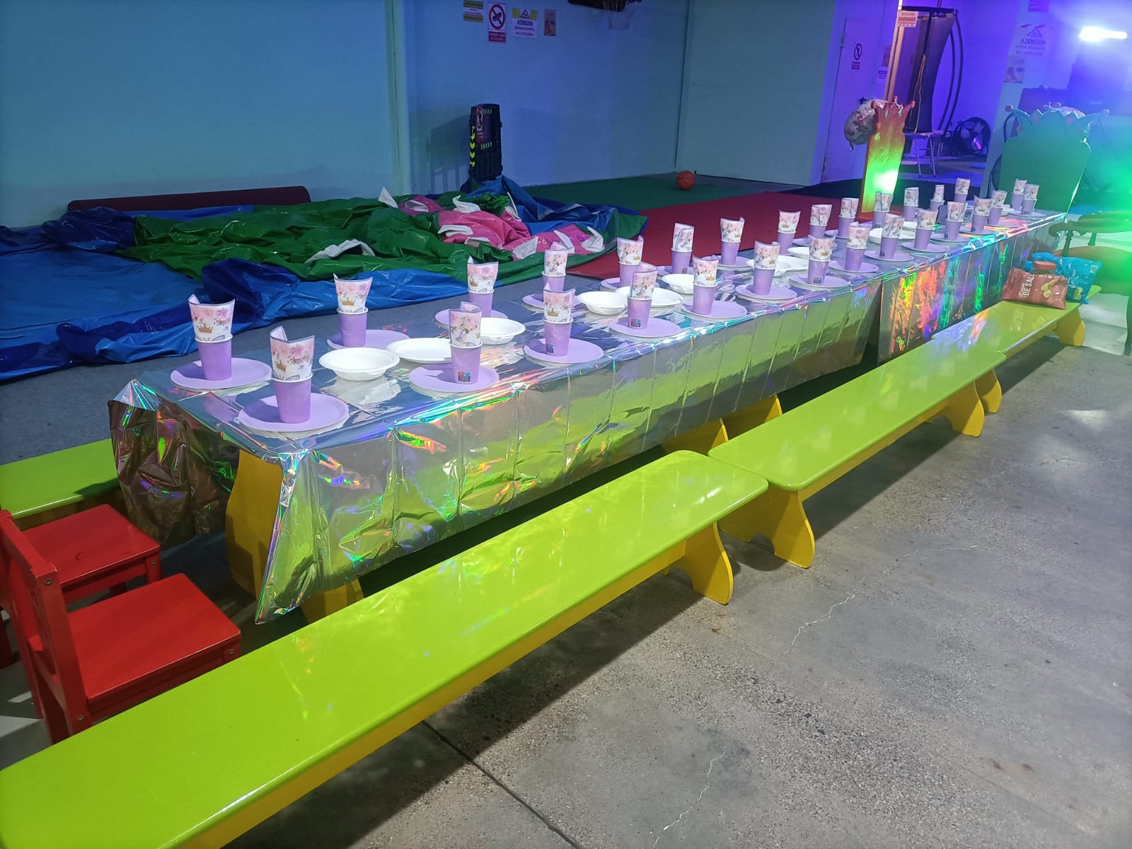 Mesa decorada para cumpleaños