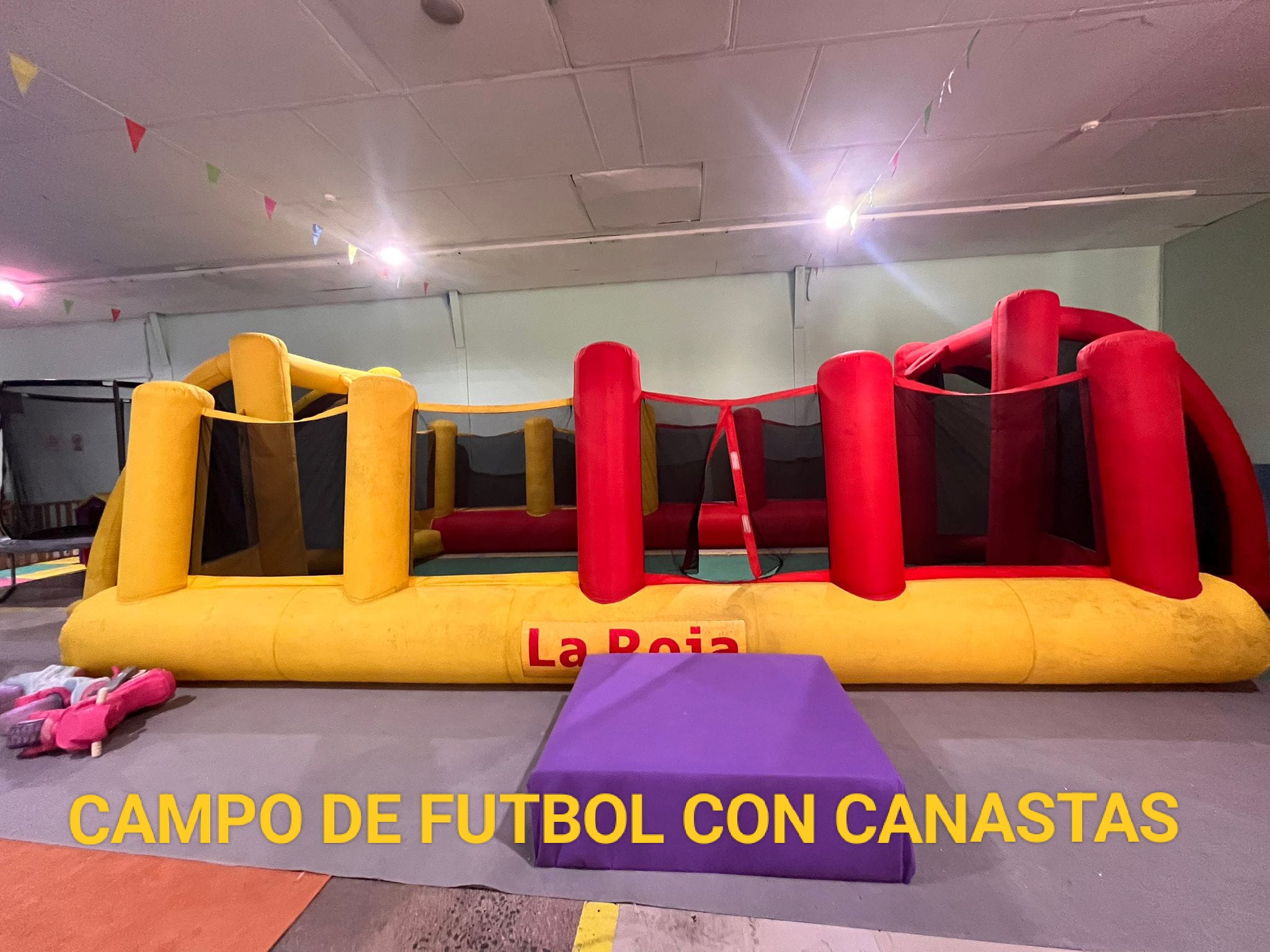 Campo de fútbol con canastas