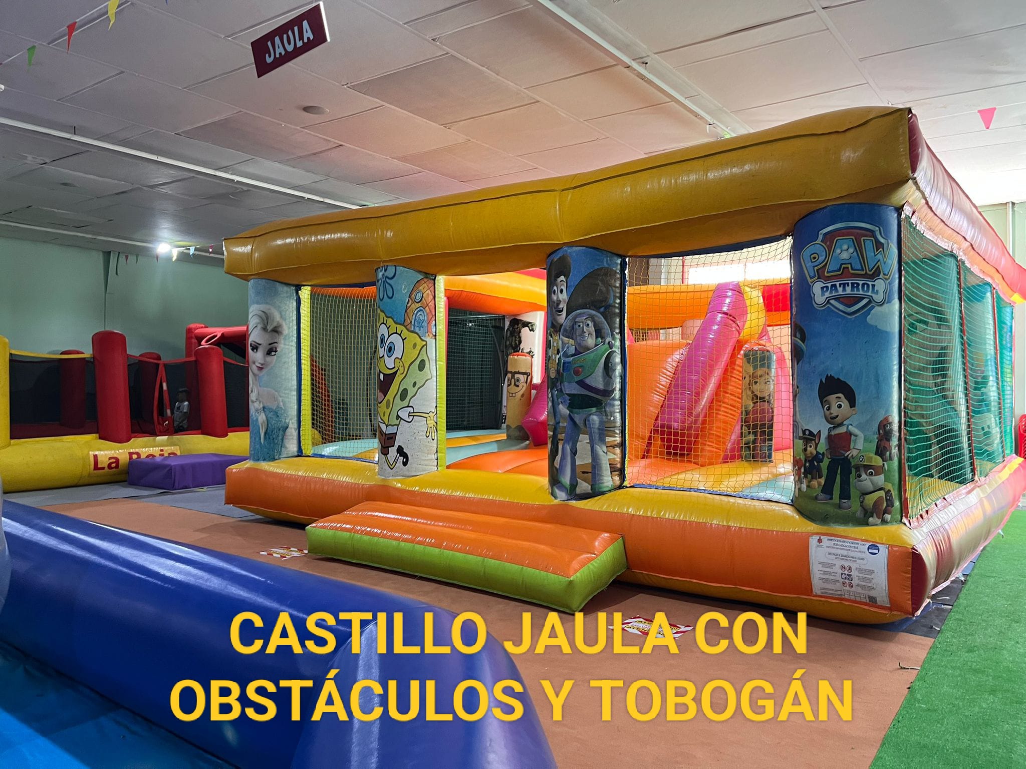 Castillo jaula con obstáculos y tobogán